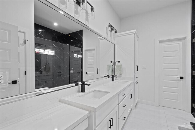 Building Photo - 23 Lago Delton
