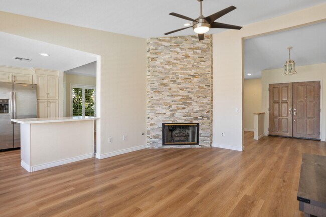 Building Photo - 44210 Mariposa Ct