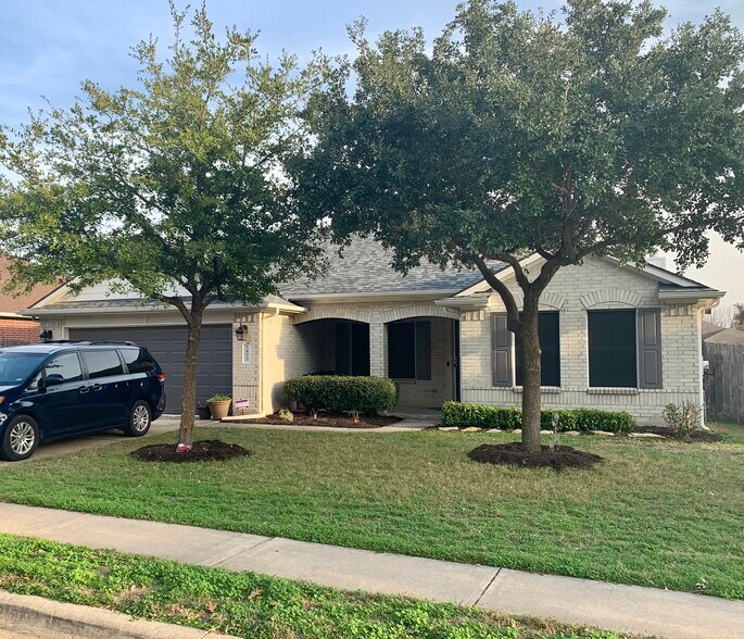 Front of House - 1405 Amber Day Dr