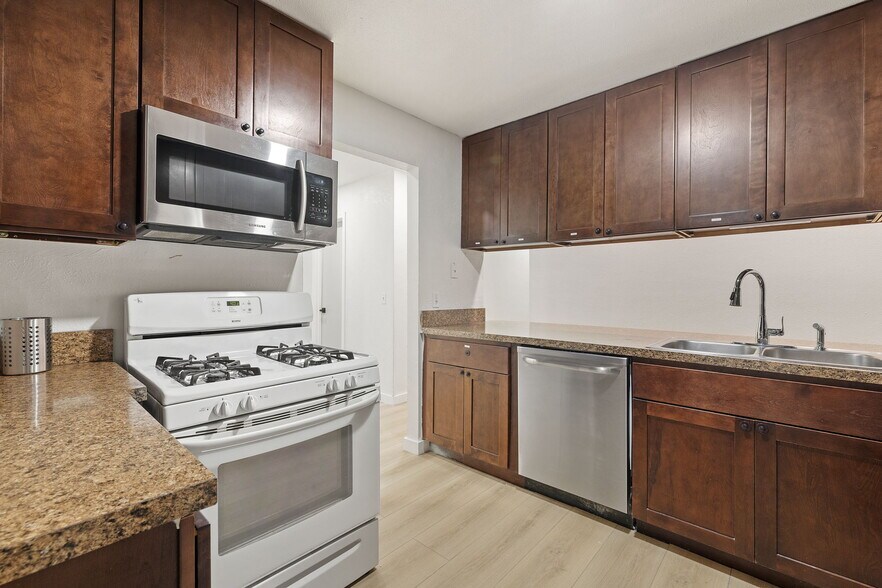 Building Photo - 1910 N Floyd Rd