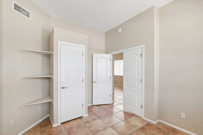 Building Photo - "Charming 3-Bed, 2-Bath Oasis in Tucson – Spacious 1717 Sq Ft Gem!"