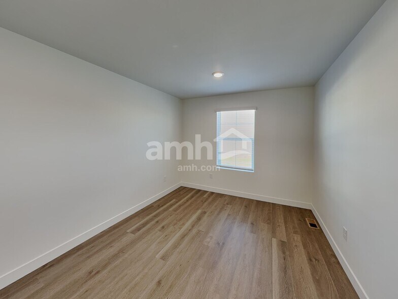 Building Photo - 4712 85th Dr NE