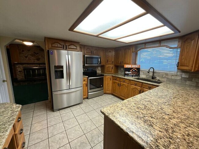 Building Photo - 3 bdrm 3 bath Home 2 car Garage 1.8 Acres Horse property. All Utilities included.