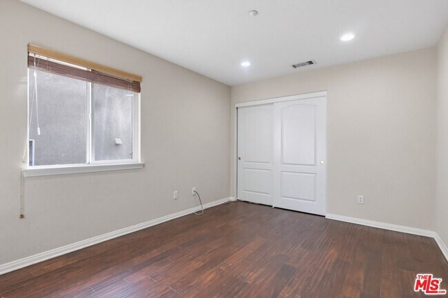 Building Photo - 5187 Knollwood Way