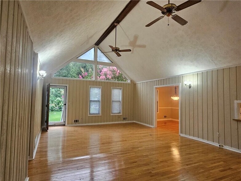 Building Photo - 395 Monivea Ln