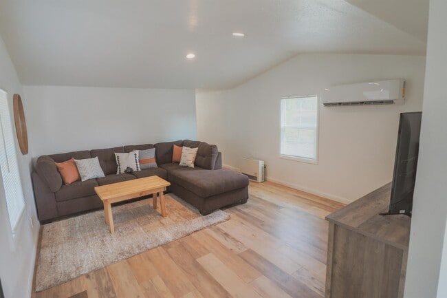 Primary Photo - 147 Northside Dr