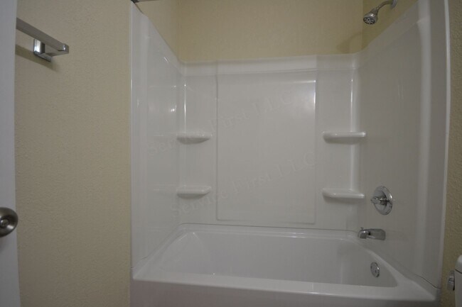 Building Photo - 2 Bed 1 Bath Apartment Bolivar Mo in unit Laundry!!