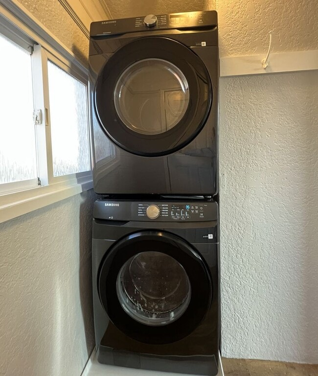 Building Photo - 2 bedroom 1 bath home *MOVE IN SPECIAL*