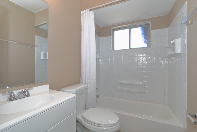 Building Photo - 2750 Mockingbird Lane