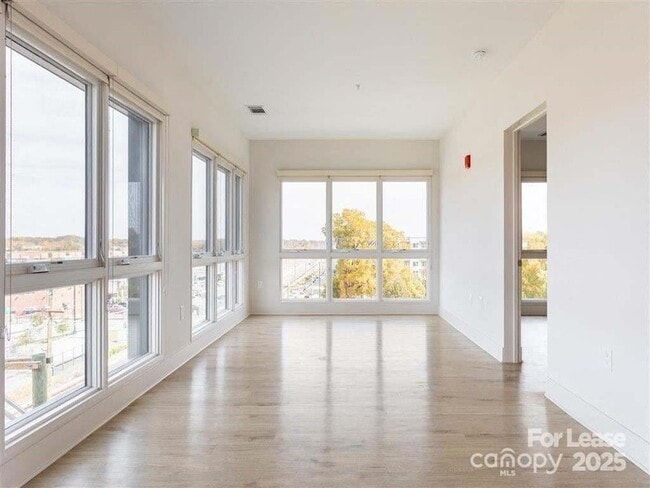 Building Photo - 1824 N Brevard St