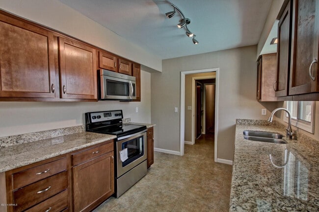 Building Photo - 1030 E Manhatton Dr