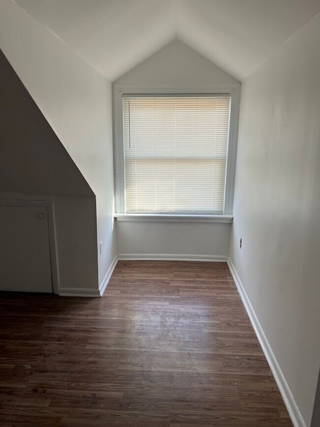 Building Photo - 1542 1/2 Centre Avenue