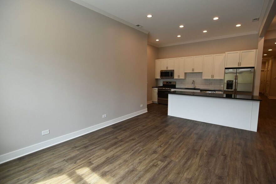 Building Photo - 3212 N Halsted St