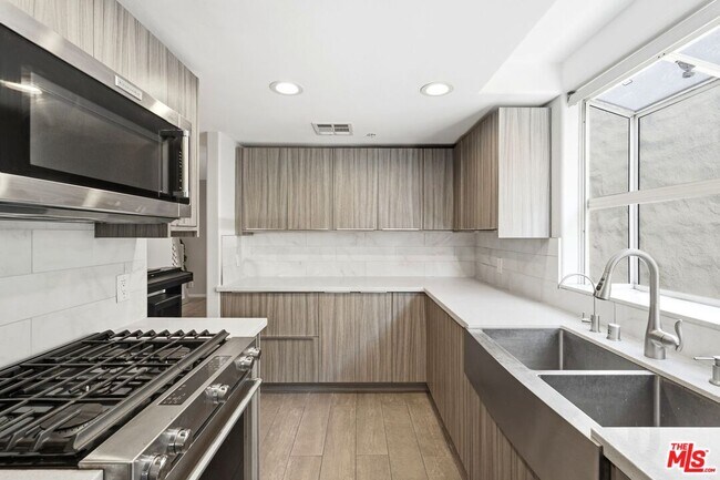 Building Photo - 1842 Greenfield Ave