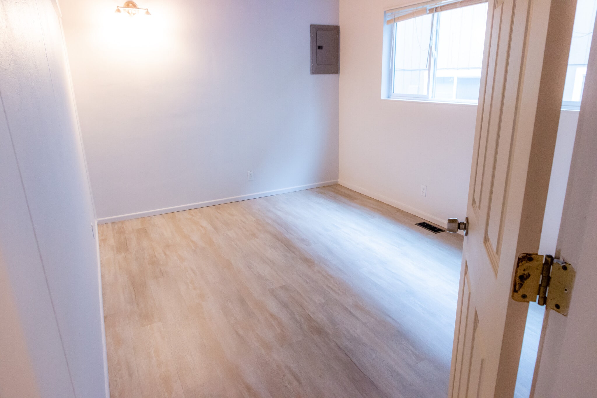 Building Photo - 1072 SW E Ave