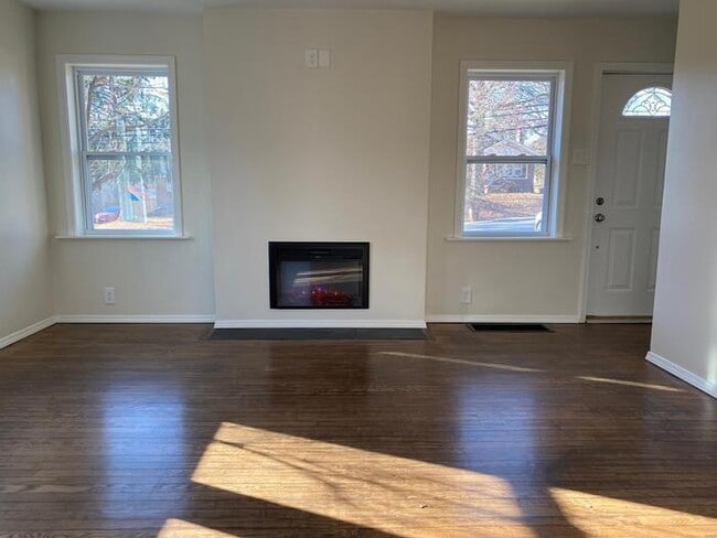 Building Photo - Fantastic 1bd/2ba home! Coming soon!