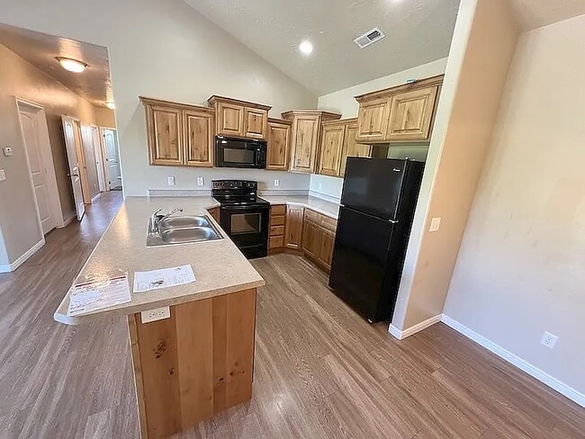 Building Photo - 426 W 200 N St