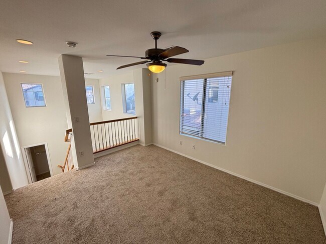 Building Photo - Gorgeous 3bed/1bath w/ 2 Car Garage locate...