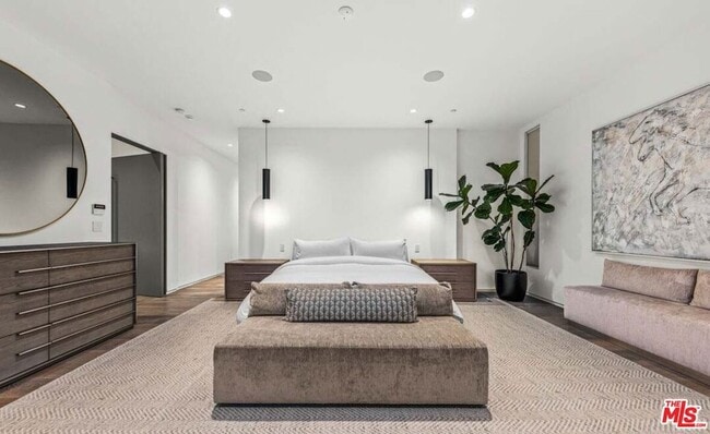 Building Photo - 727 N Beverly Glen Blvd