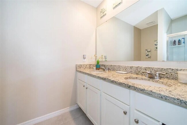 Building Photo - Clean & Newer Single Family Smart Home - N...