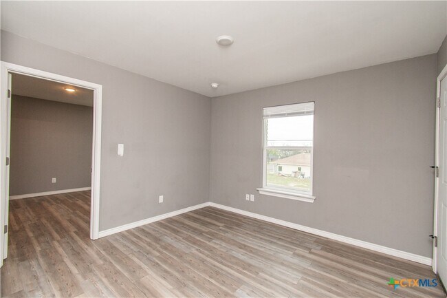 Building Photo - 501 Root Ave