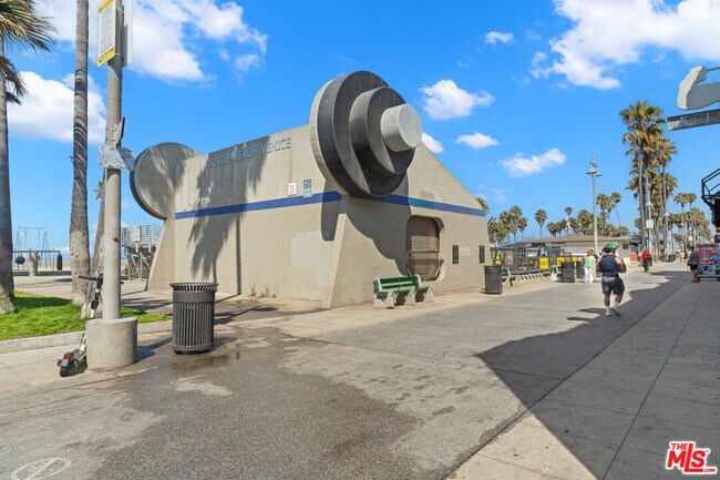 Building Photo - 10 19th Ave