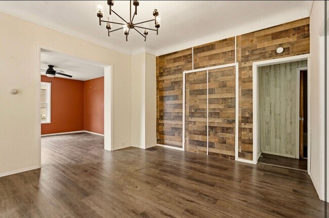 Building Photo - 123 Woodside Ln