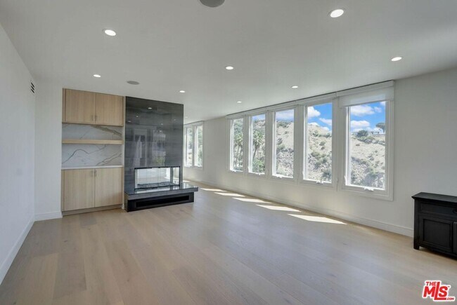 Building Photo - 8528 Hillside Ave