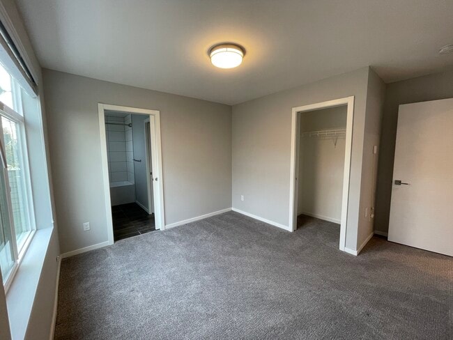 Building Photo - 820 25th Ave S