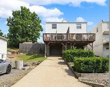 Private driveway with garage - 112 Van Buren St