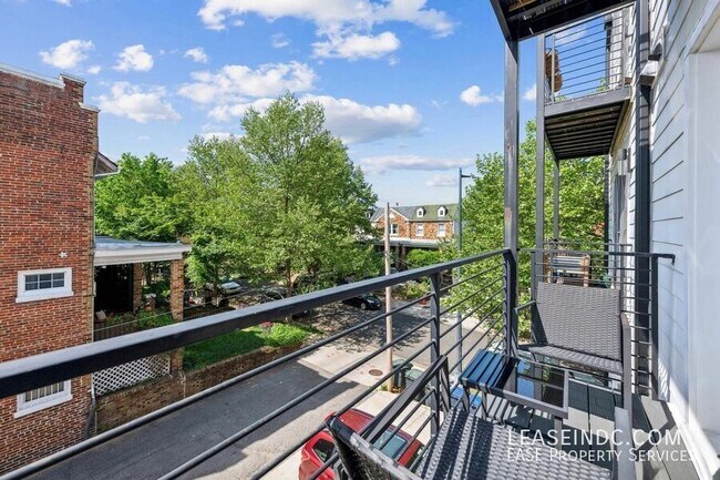 Building Photo - 1719 D St NE