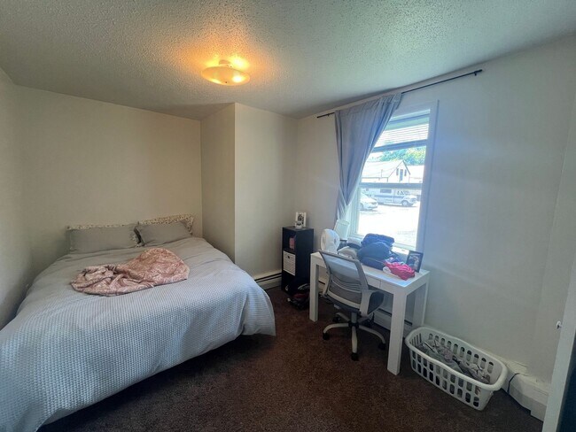 Building Photo - Spacious 1 Bedroom Apartment! Available August 1st