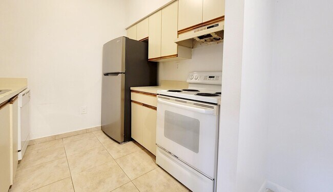 Building Photo - 611 Cypress Lake Blvd