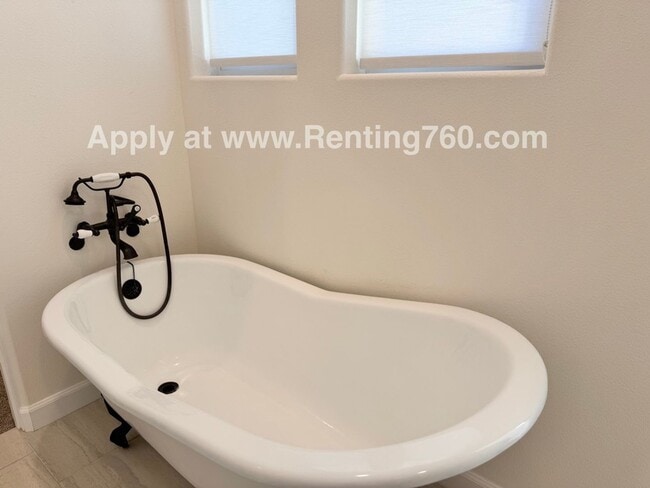 Building Photo - Picturesque Home In 55+ Desert Vista Community!