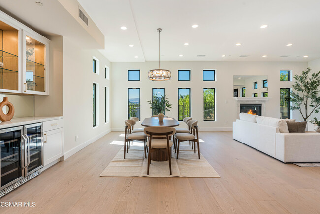 Building Photo - 252 Capri Dr