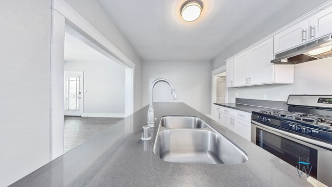 Building Photo - Renovated 2bd/1ba with huge kitchen & full...