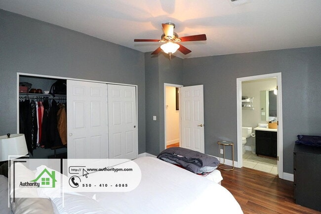 Building Photo - 705 Country Oak Dr