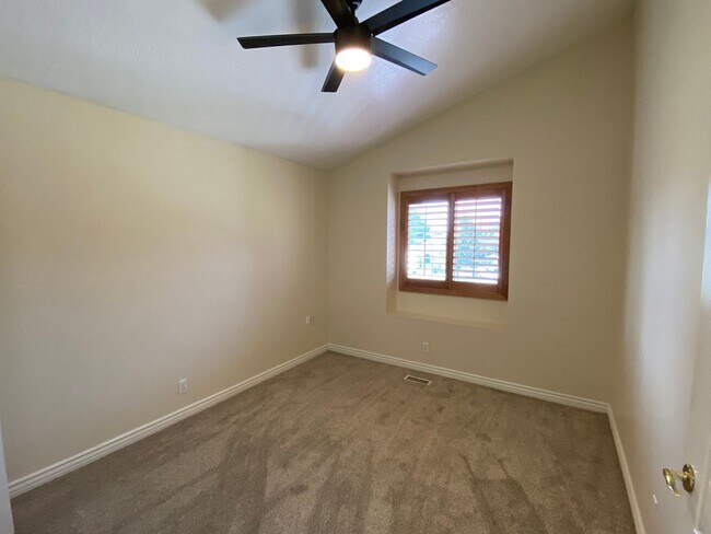 Building Photo - 4 Bed 2 1/2 Bath Home in Sandy