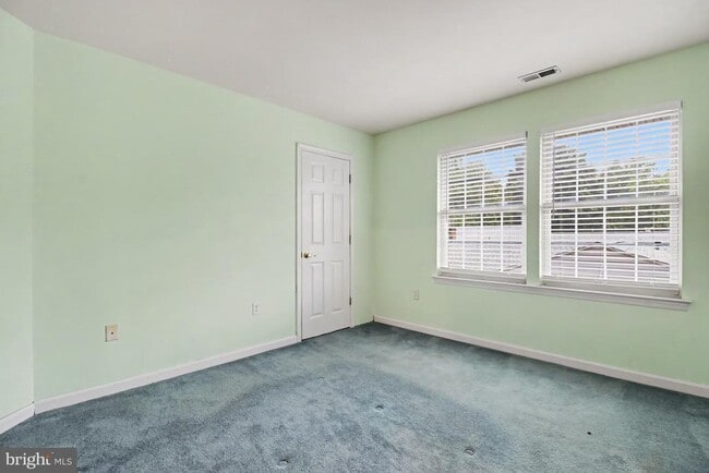 Building Photo - 1702 Oakfield Ave