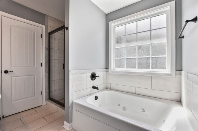 Building Photo - Pet Friendly Three Bedroom with Bonus!