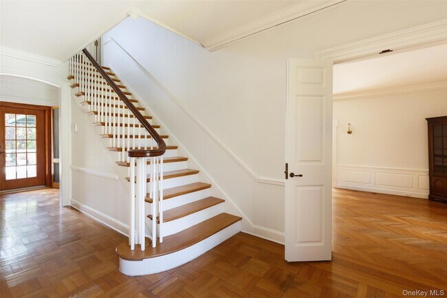 Building Photo - 10 Ridge Pl