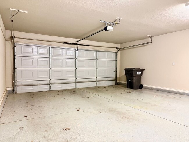 Building Photo - House For Rent