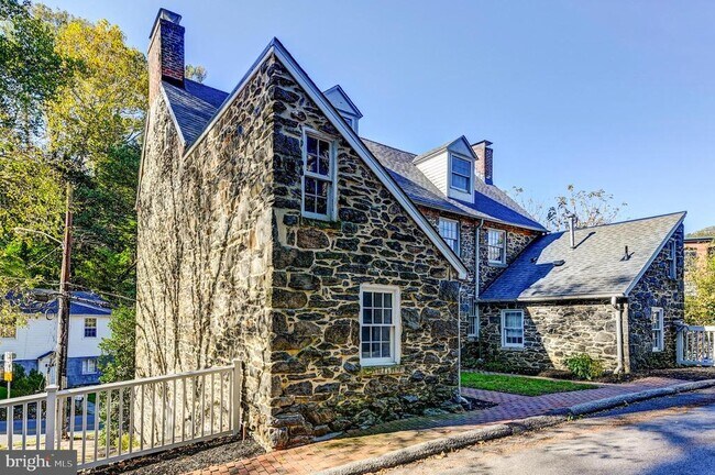 Building Photo - 802 Oella Ave