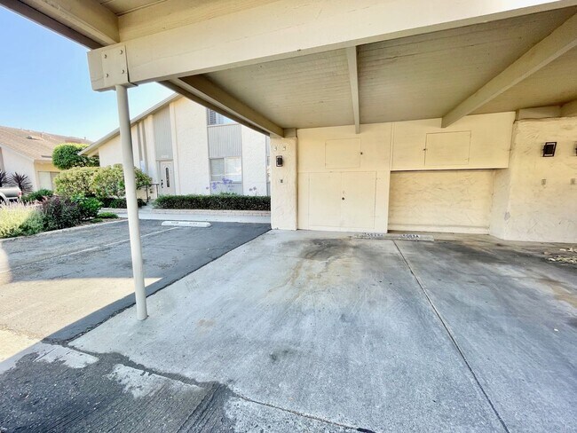 Building Photo - Desirable 3/2 San Antonio Village Condo
