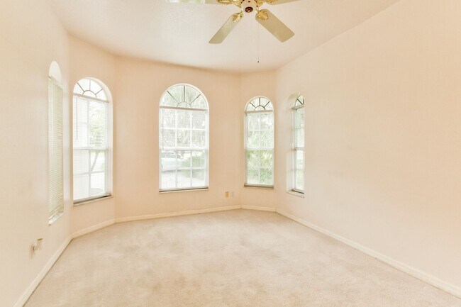 Building Photo - Beautiful Lake front home in West Kissimmee