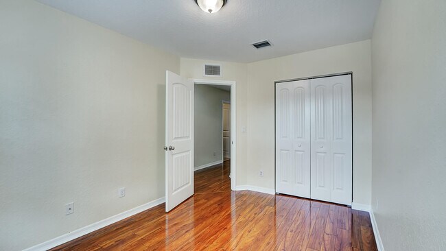 Building Photo - 6439 Azura Lake Rd