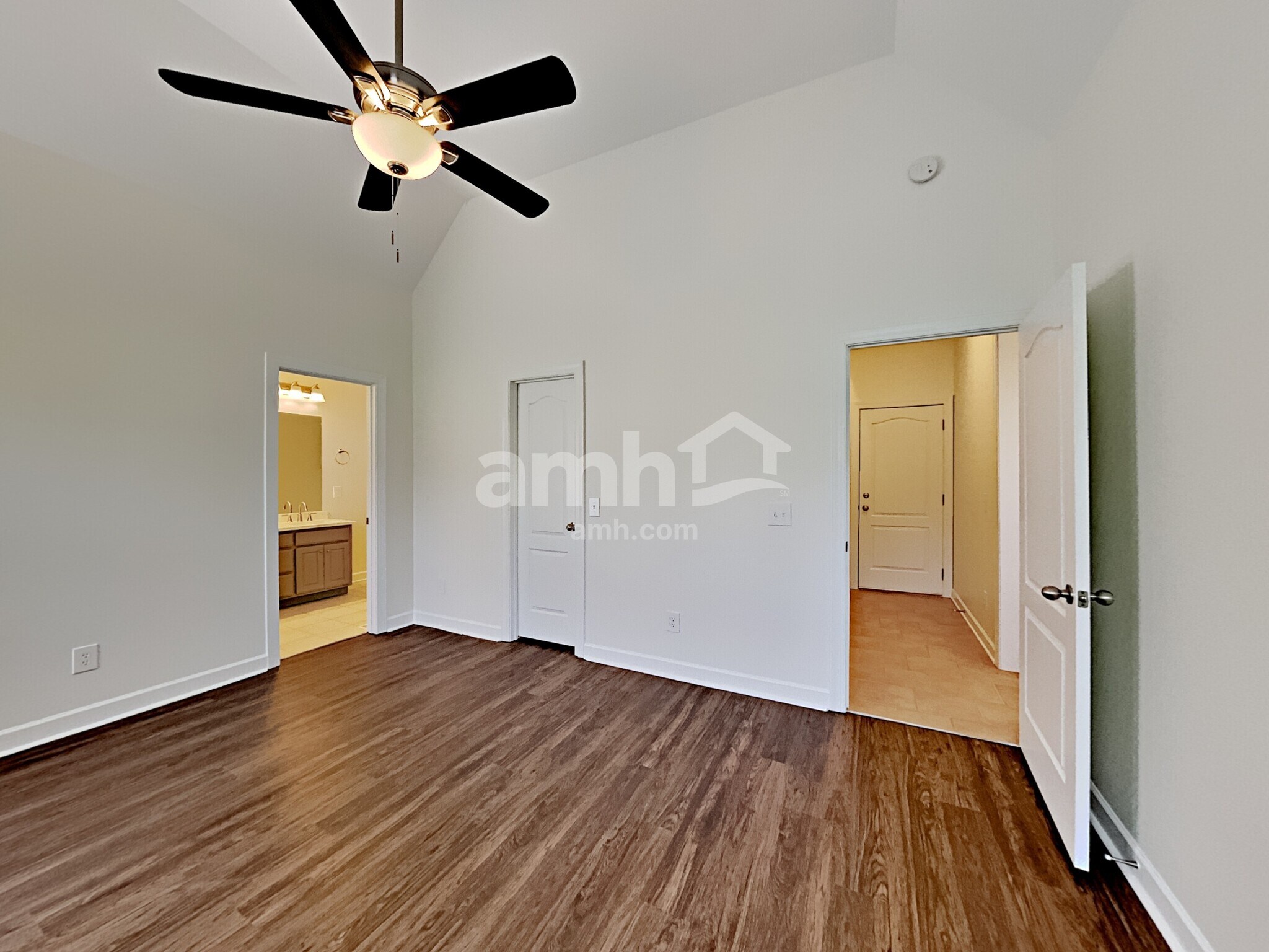 Building Photo - 563 Summit Way