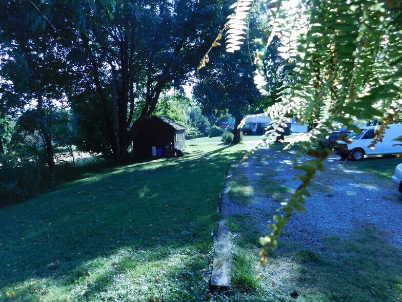 Side Yard with Shed that Tenants Share - 6906 Tollgate Rd