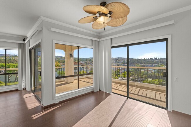 Building Photo - Stunning 2 bedroom *LAKE VIEW* condo for r...