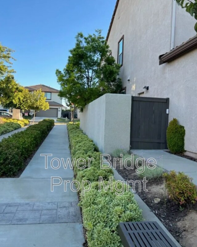 Building Photo - 3057 Village Park Dr